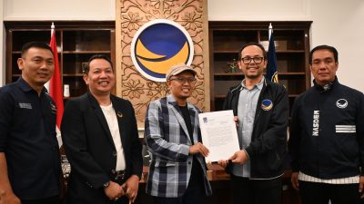 Penyerahan surat rekomendasi pasangan calon Heroe-Supena oleh DPP Partai NasDem.